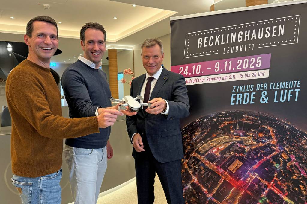 Die Details zur diesjährigen Drohnenshow stellten Marius Ebel (Arena Recklinghausen GmbH), Dr. David Bonsmann (Praxis Dr. Schlotmann) und Bürgermeister Christoph Tesche (v.l.) in der Praxis an der Herrenstraße vor. 