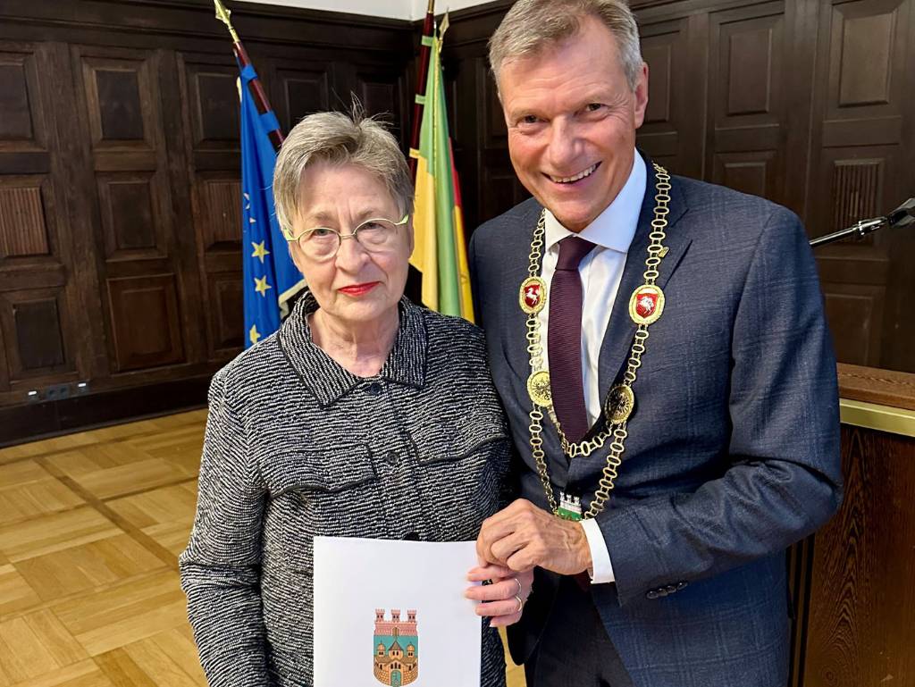 Als dienstältestes Ratsmitglied verabschiedete Bürgermeister Christoph Tesche im Rathaus die ausscheidende Grüne Ratsfrau und langjährige Vize-Bürgermeister Christel Dymke.