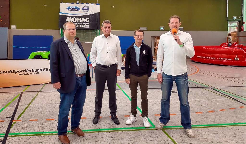 v.l. Sportdezernent Dr. Sebastian Sanders, Carsten Feldhege (Ford Mohag), Christian Schmidt, Marktbereichsdirektor der Sparkasse Vest in RE-S&uuml;d, Daniel Gohrke (Stadtsportverband RE)