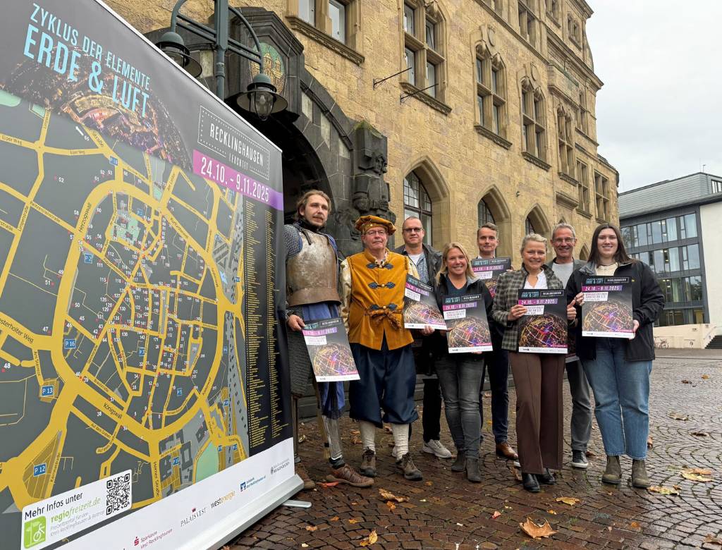 Mehr als 200 Gebäude und Plätze werden bei „Recklinghausen leuchtet“ in diesem Jahr illuminiert und spektakulär in Szene gesetzt. Den Übersichtsplan stellten vor dem Rathaus die Stadtführer Markus Kolley und Michael Wehling, Marc Schäper (Regiofreizeit/Kreis RE), Katrin Frendo (Westenergie), Georg Gabriel (Stadtmarketing), Silke Ehrbar-Wulfen (Erste Beigeordnete), Lars Tottmann (Arena Recklinghausen GmbH) und Lena Sperlbaum (Westenergie/v.l.) vor. 
