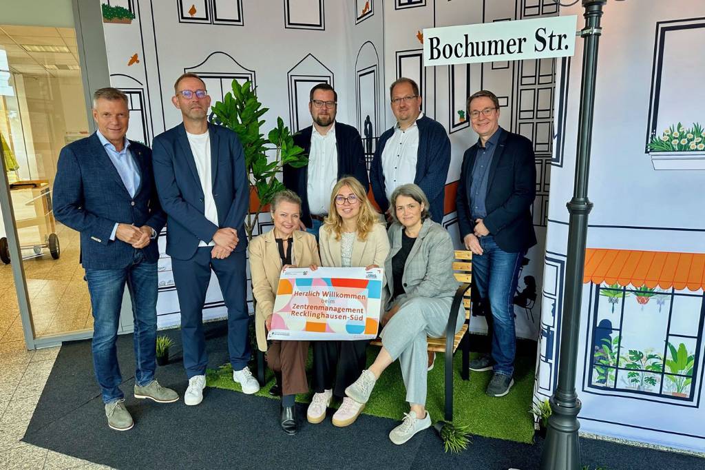 Gemeinsam mit Vertreter*innen der Verwaltung, des Planungsbüros „Stadtkinder“! und der Initiative Süd stellte Bürgermeister Christoph Tesche (l.) die neue Anlaufstelle an der Bochumer Straße vor.