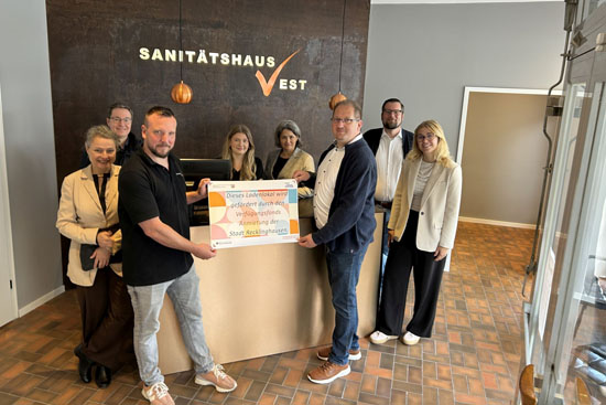 Vertreter*innen der Stadt und des Planungsbüros „Stadtkinder“ beglückwünschten Tim Kübing zur Neueröffnung an der Marienstraße.