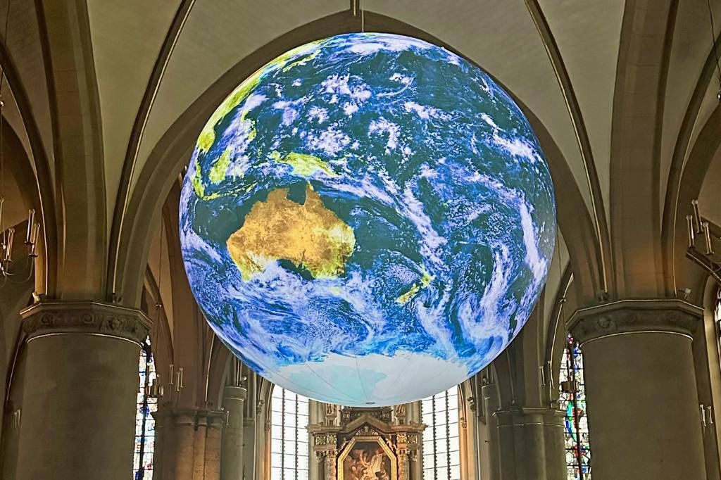 Eine Weltkugel mit einem Durchmesser von vier Metern schwebt unter dem Gewölbe der Propsteikirche St. Peter.