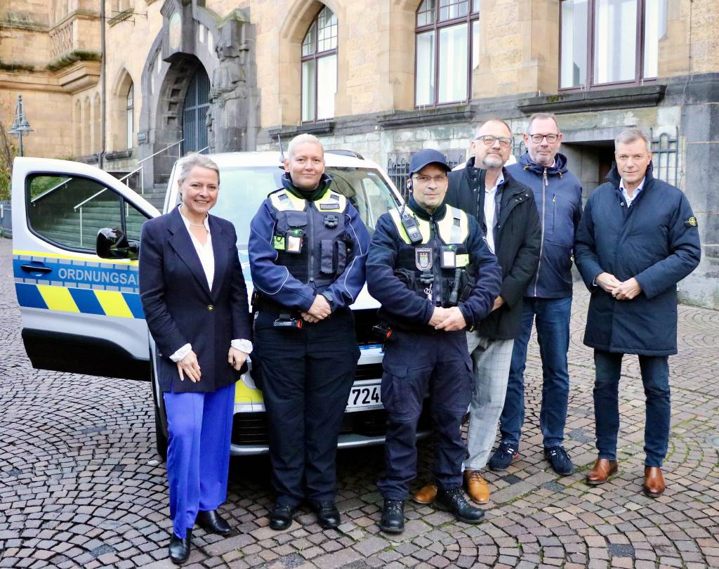 Zusammen mit Mitarbeitenden des Kommunalen Ordnungsdiensts (KOD) präsentierten Bürgermeister Christoph Tesche (r.), die Ordnungsdezernentin und Erste Beigeordnete Silke Ehrbar-Wulfen (l.), Axel Petersmeier, Fachbereichsleiter Bürger- und Ordnungsangelegenheiten (2.v.r.) und Ulrich Mühlenbeck, Abteilungsleiter Sicherheit und Ordnung (3.v.r.) die Bodycams. Foto: Stadt RE