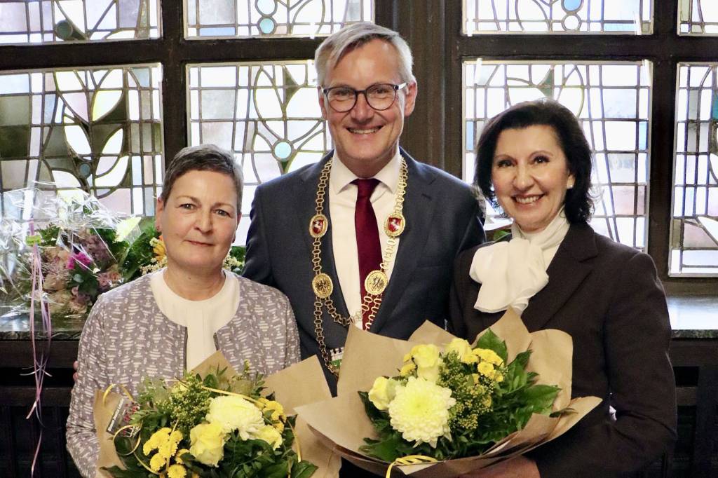 Im Team mit seinen Stellvertreterinnen Claudia Schweppe (l.) und Marita Bergmaier will Bürgermeister Axel Tschersich künftig die Stadt repräsentieren