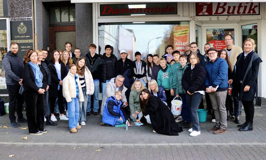 Bürgermeister Axel Tschersich und Polizeipräsidentin Friederike Zurhausen putzten zusammen mit Auszubildenden der Stadt sowie Schüler*innen des Theodor-Heuss-Gymnasiums (THG) und der Käthe-Kollwitz-Schule (KKS) die Stolpersteine an der Bochumer Straße 111. Foto: Stadt RE