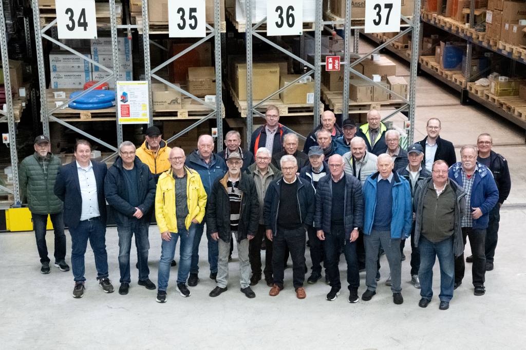 Die Mitglieder der Ehrenabteilungen Recklinghausen Altstadt, Ost, Suderwich, Hochlar und Speckhorn beim Besuch der Firma Schloemer