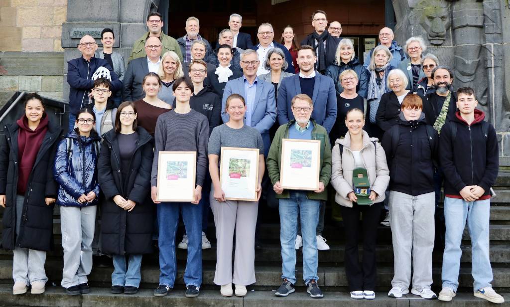 Bürgermeister Axel Tschersich übergab zusammen mit Westenergie-Kommunalmanager Markus Droste die Westenergie Klimaschutzpreise 2025 an die Preisträger*innen. Mit dabei waren Vertreter*innen der Jury, der Verwaltung und des Rates. Foto: Stadt Recklinghausen