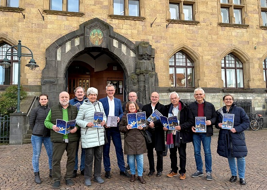 Bürgermeister Axel Tschersich stellte gemeinsam mit dem musikalischen Leiter Peter Specka (4. v. r.), der Fachbereichsleiterin für Kultur, Wissenschaft und Stadtgeschichte Katrin Jubitz (r.), Lara Koslowski vom städtischen Institut für Kulturarbeit (l.) sowie Mitgliedern der beteiligten Chöre das diesjährige Programm vor