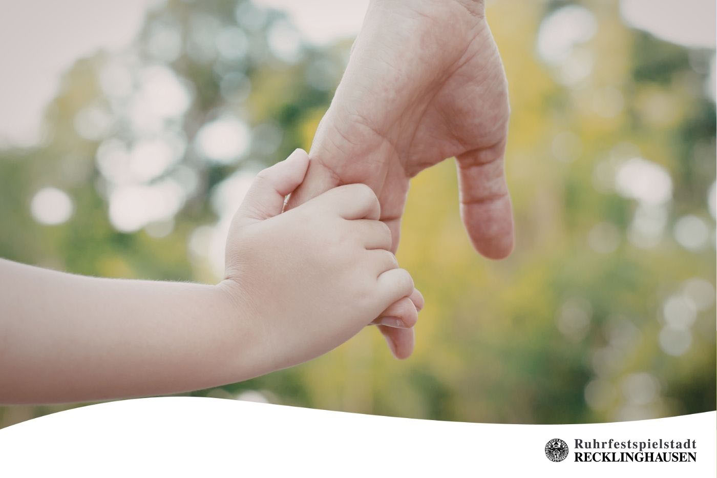 Symbolfoto: Die Hand eines Kindes greift die Hand eines Erwachsenen.