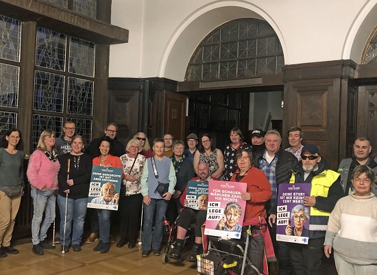 Teilnehmer*innen, Organisator*innen und Mitwirkende der Informationsveranstaltung zum Schutz vor Betrug