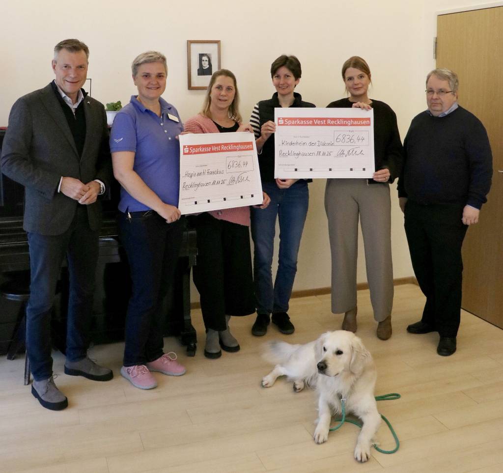Christoph Tesche &uuml;bergab die Spendenschecks an Bianca Kalz, Sabrina Bergeest, Cornelia Derichs (alle Hospiz), Vanessa Nienhaus (Kinderheim) und Michael Kornau (v.l.). Mit dabei war auch Therapiehund Fiete. Foto: Stadt RE