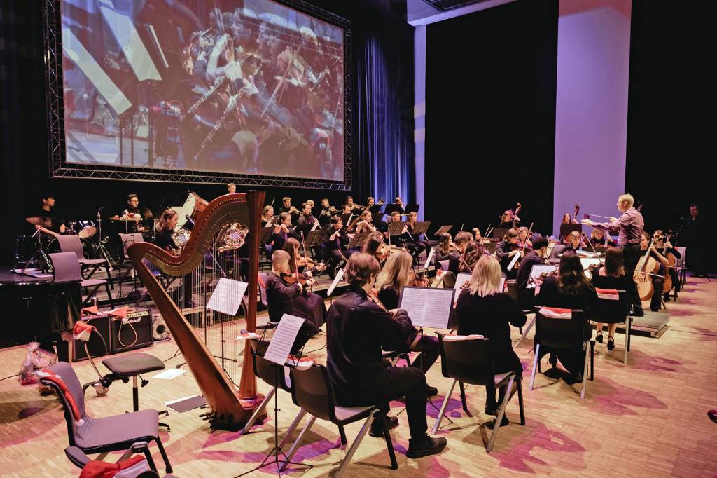 Über 40 junge Menschen hauptsächlich aus dem Kreis Recklinghausen gehören dem JSO an. Alle klassischen Instrumente sind vertreten. Foto: Tumen Dondukov