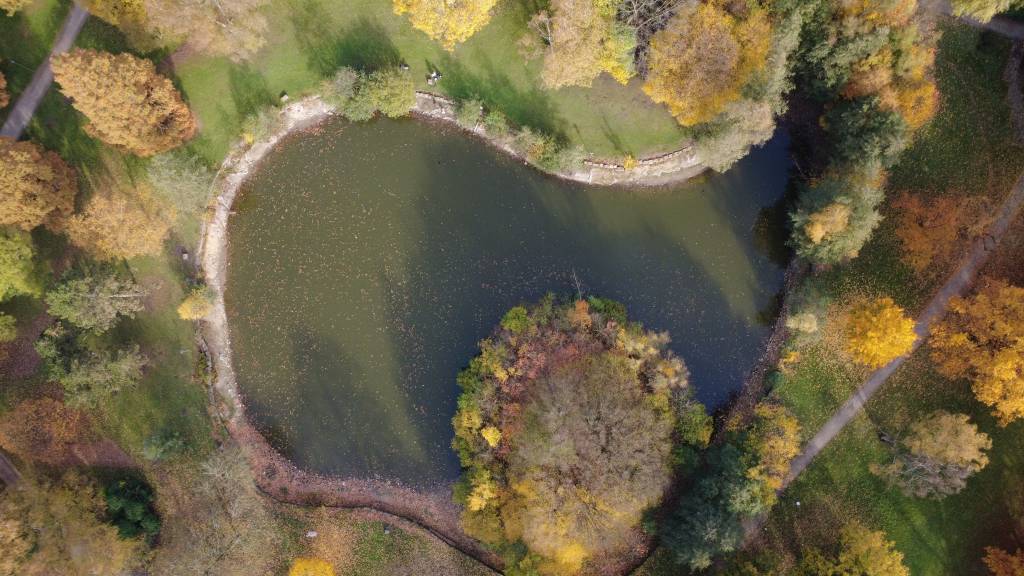 Der Teich im S&uuml;dpark aus der Vogelperspektive. Foto: Stadt RE