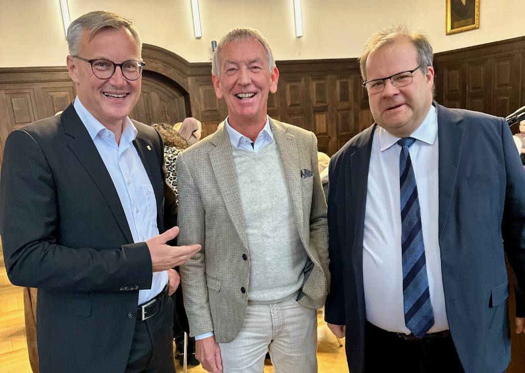 B&uuml;rgermeister Axel Tschersich und Sozialdezernent Dr. Sebastian Sanders (r.) dankten dem Vorsitzenden J&ouml;rg Fleck f&uuml;r dessen Engagement. 