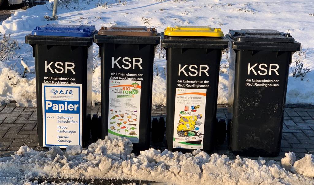 Symbolbild: M&uuml;lltonnen im Winter.