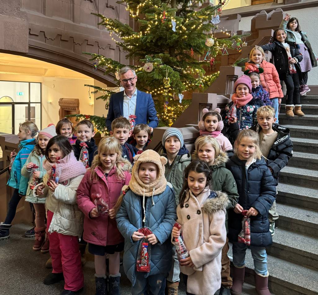 Die Kinder von der Grundschule an der Hohenzollernstra&szlig;e und B&uuml;rgermeister Axel Tschersich. 
