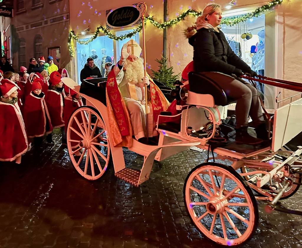 Auch in diesem Jahr wird der Nikolaus in der Kutsche durch die Altstadt fahren. Der Umzug startet am Kirchplatz. Foto: Stadt RE (Archiv)