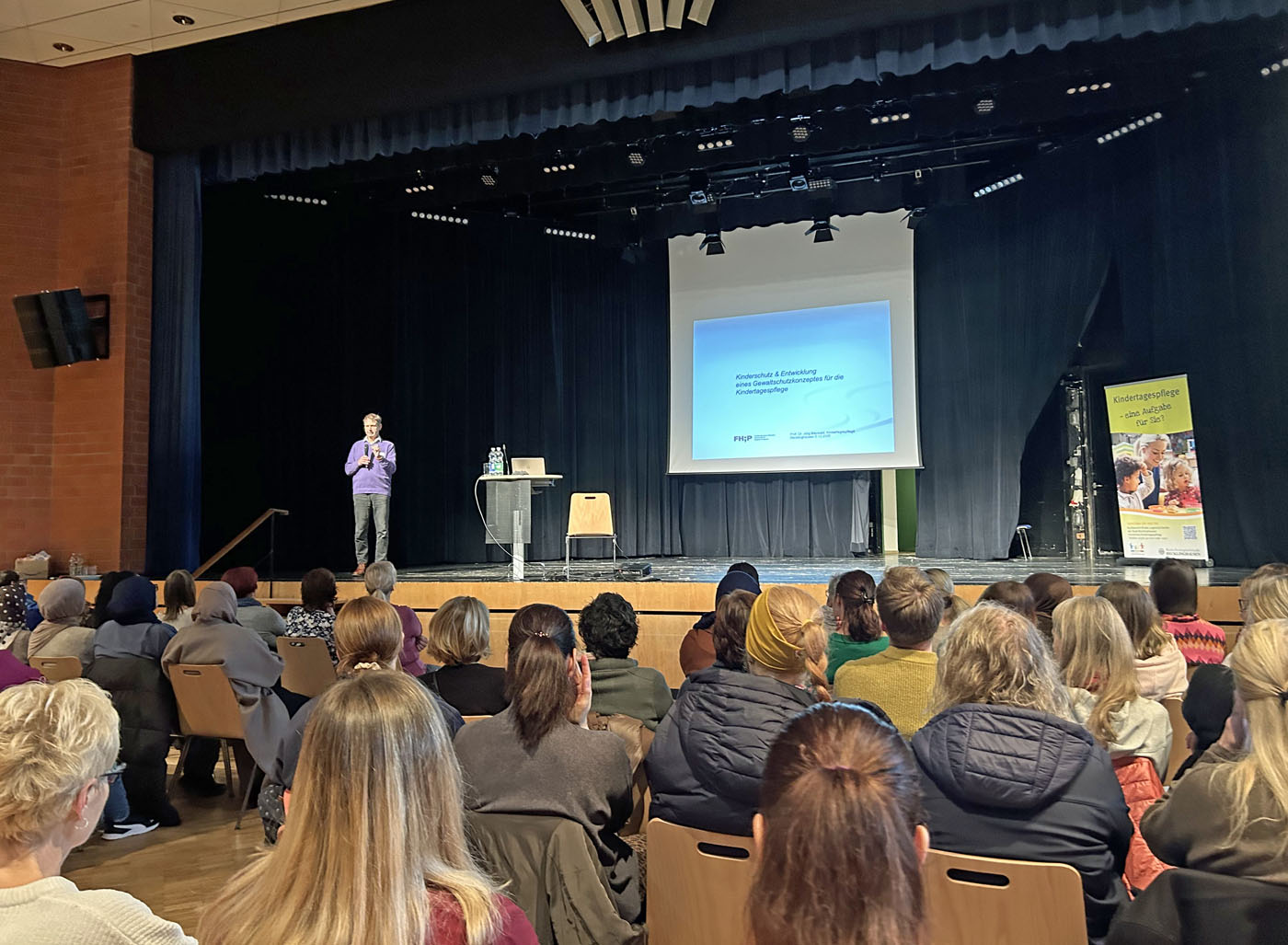 Prof. Dr. J&ouml;rg Maywald referierte im B&uuml;rgerhaus S&uuml;d &uuml;ber Schutzkonzepte f&uuml;r Einrichtungen, in denen Kinder betreut werden. 