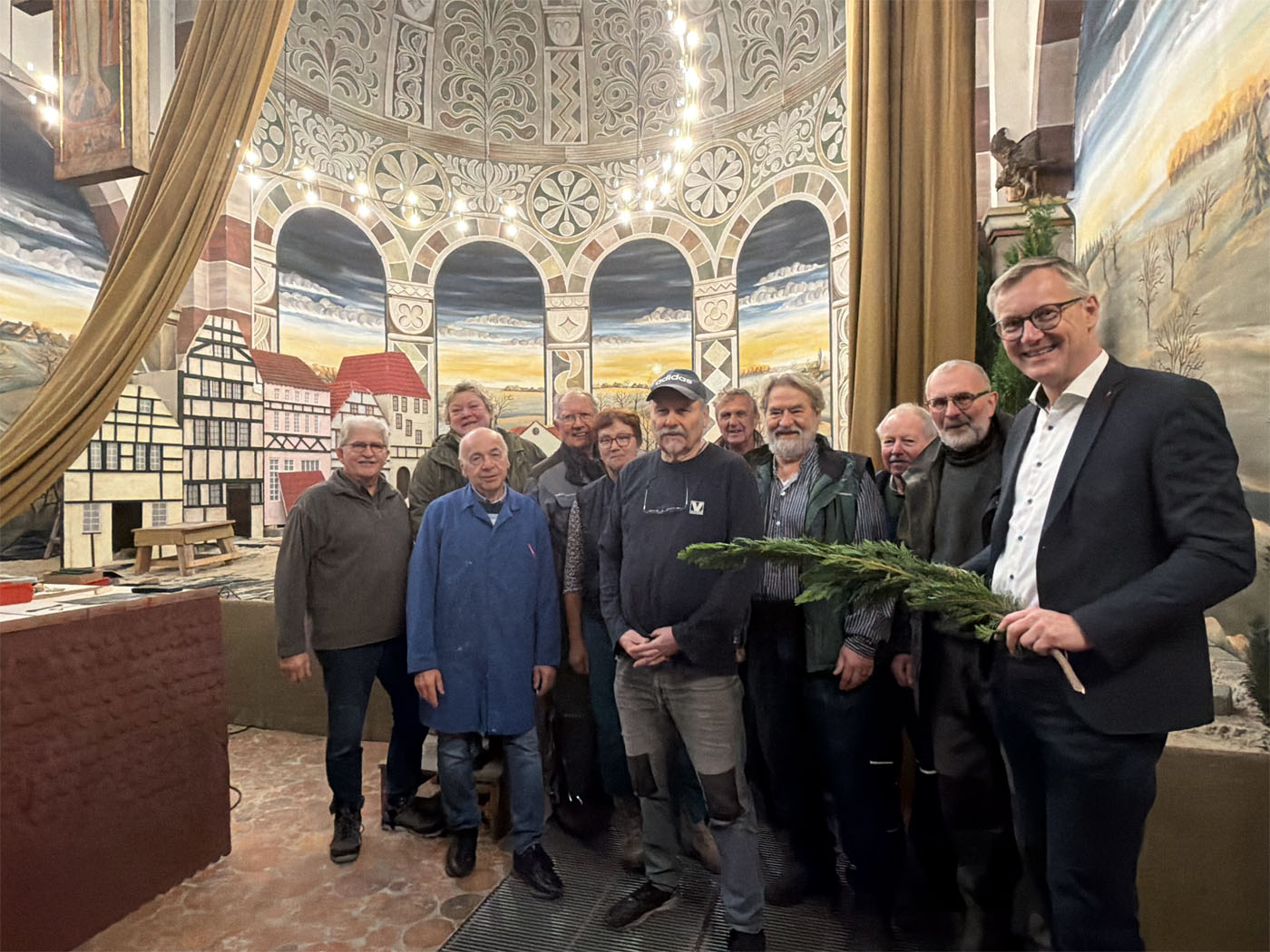 B&uuml;rgermeister Axel Tschersich besuchte die Gruppe der Krippenbauer*innen in St. Franziskus. Im Stuckenbuscher Gotteshaus wird aktuell beinahe t&auml;glich gewerkelt, damit die Krippe rechtzeitig zum Heiligen Abend steht.