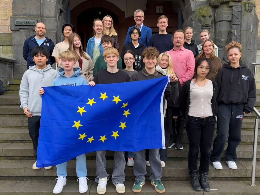 Sch&uuml;lergruppe aus Finnland auf der Rathaustreppe