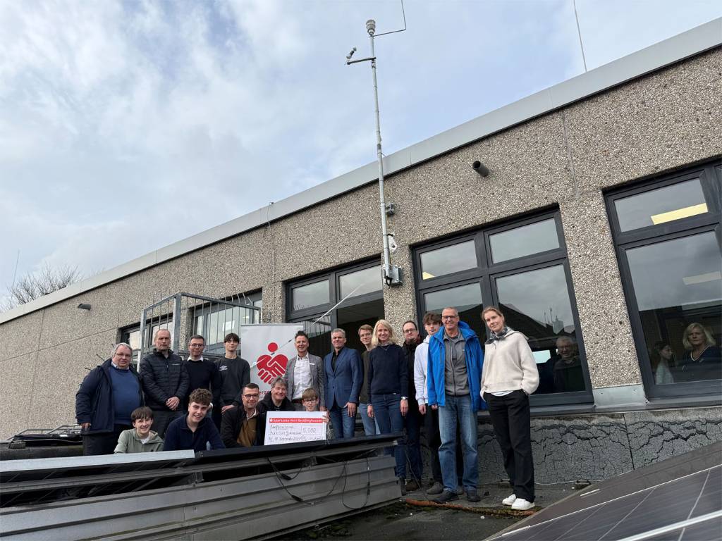 Feierliche Einweihung der neuen Wetterstation auf dem Dach des Marie-Curie-Gymnasiums. Mit dabei waren Sch&uuml;ler*innen der Wetter-AG, Schulleiter Christian Passerah und Lehrer*innen, Norbert Jandt und Gerhardt Gmoch vom Seniorenbeirat, Umweltdezernent Axel Fritz, der st&auml;dtische Klimaanpassungsmanager Felix Sprenger sowie Dirk van Buer und Dr. Michael Stephan Kornau von der Sparkasse Vest Recklinghausen. 