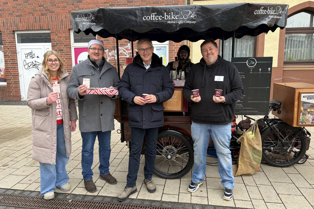Sophia Hartmann und David Knospe vom Zentrenmanagement, Bürgermeister Axel Tschersich und Denis Köhler vom Sozialdienst katholischer Frauen am Kaffeestand auf dem Süder Wochenmarkt. Mit im Bild ist László Toman vom Coffee-Bike-Team.