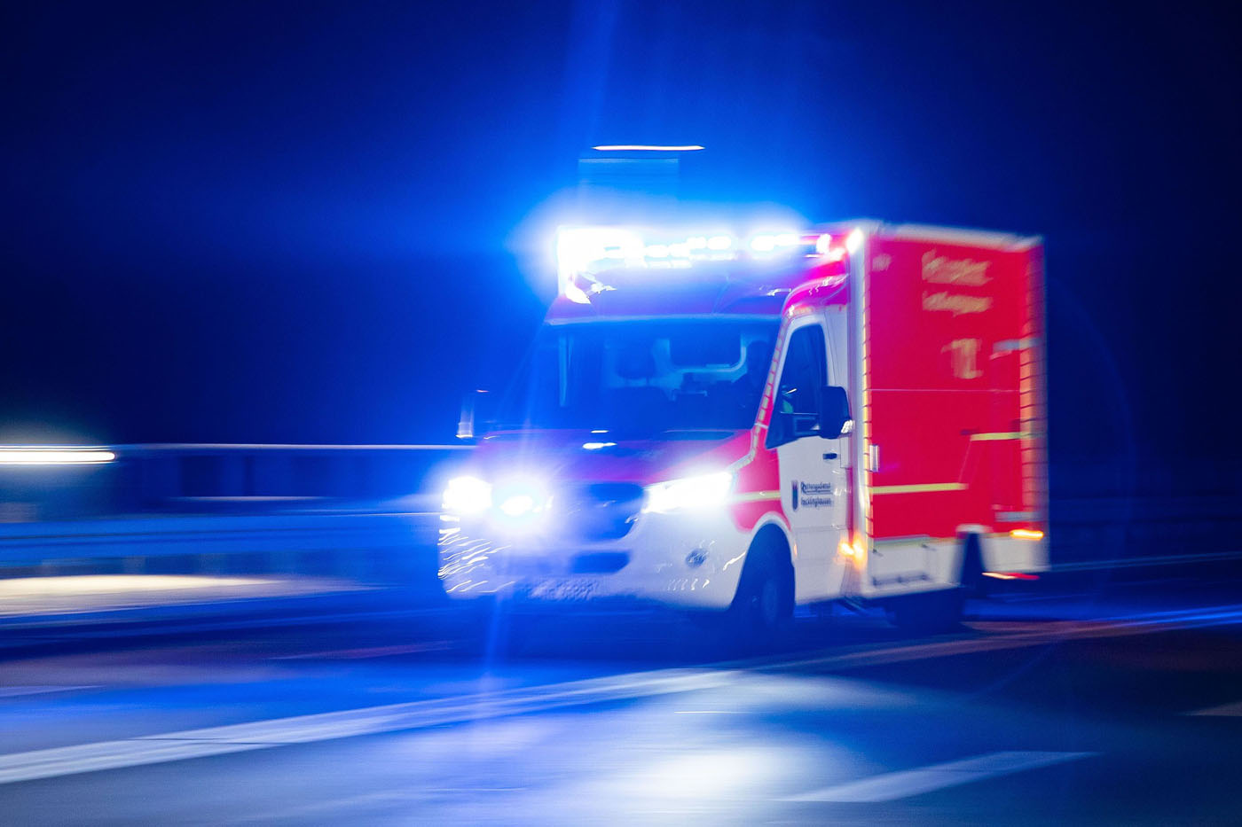 Symbolbild: Rettungsdienstfahrzeug im Einsatz bei Nacht.