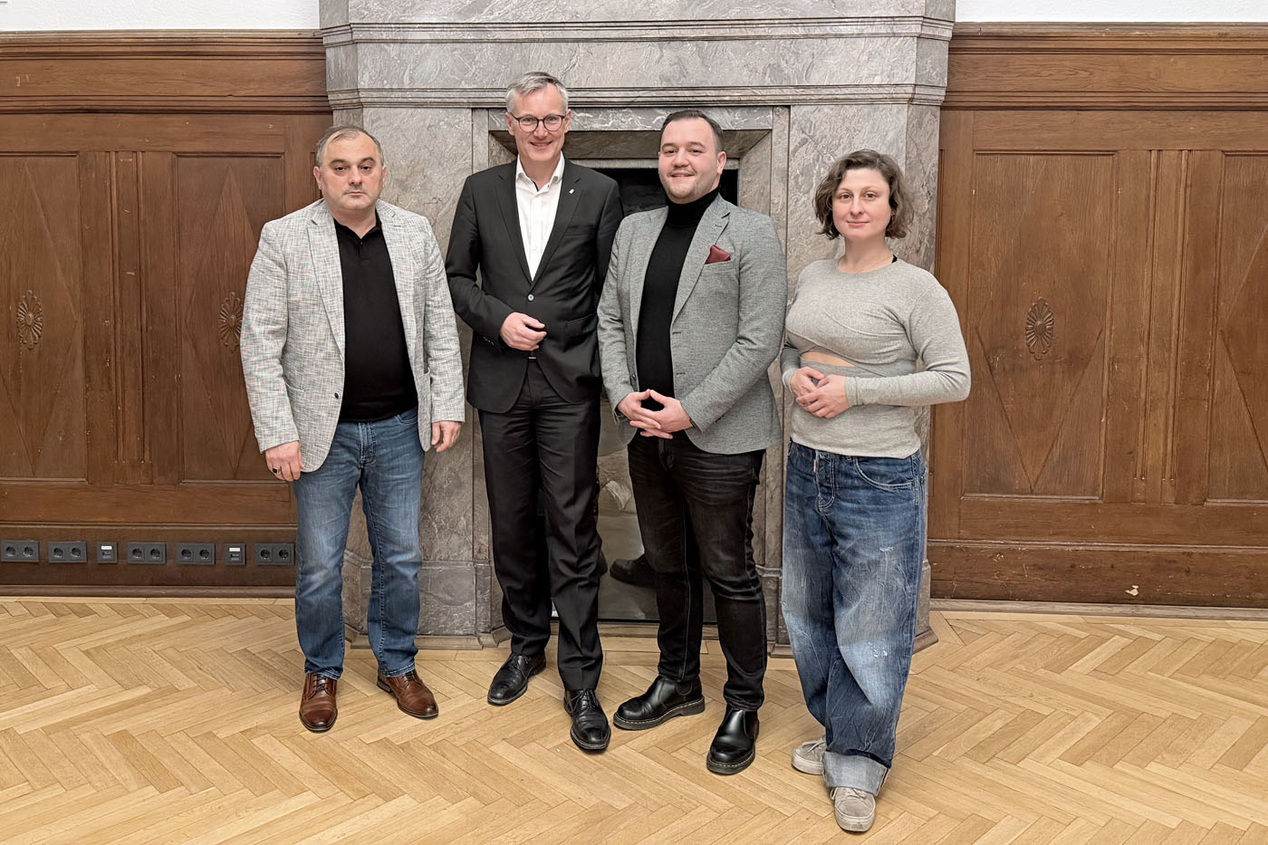 Bürgermeister Axel Tschersich gratulierte Ramazan Birtek (li.), Selman Yaylaci (2. v.re.) und Anastasia Selenkewitsch zur Wahl.