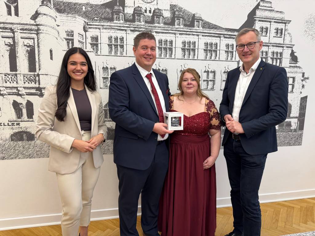 Pressefoto: Standesbeamtin Hanna Khasraie Afsari, Brautpaar Sebastian Krück und Silke Stolte, Bürgermeister Axel Tschersich