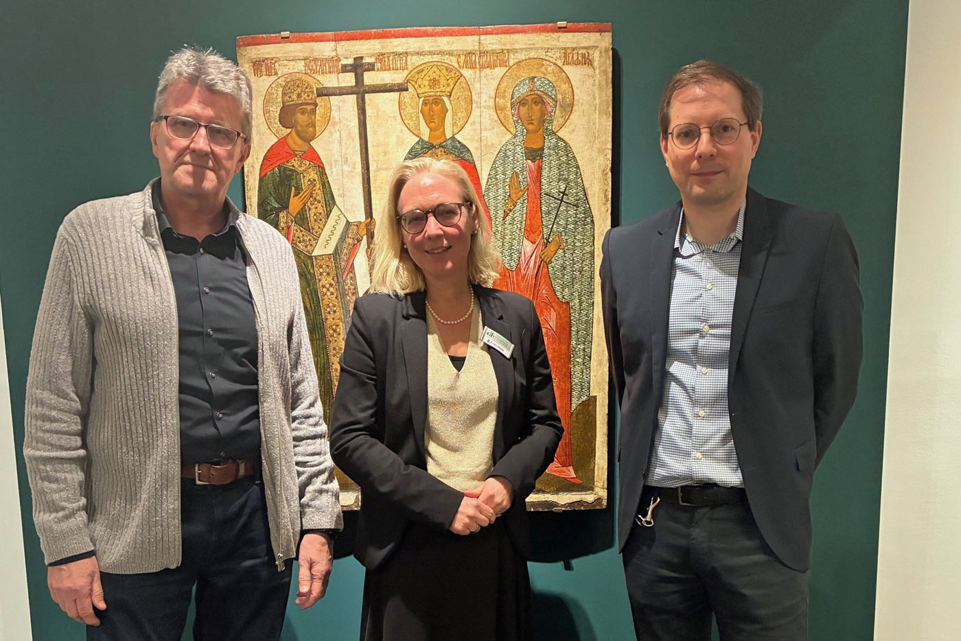 Gastreferent Reinhard Thieringer (li.), Bibliotheksleiterin Sandra Hilse und Dr. Lutz Rickelt, Leiter des Ikonen-Museums.