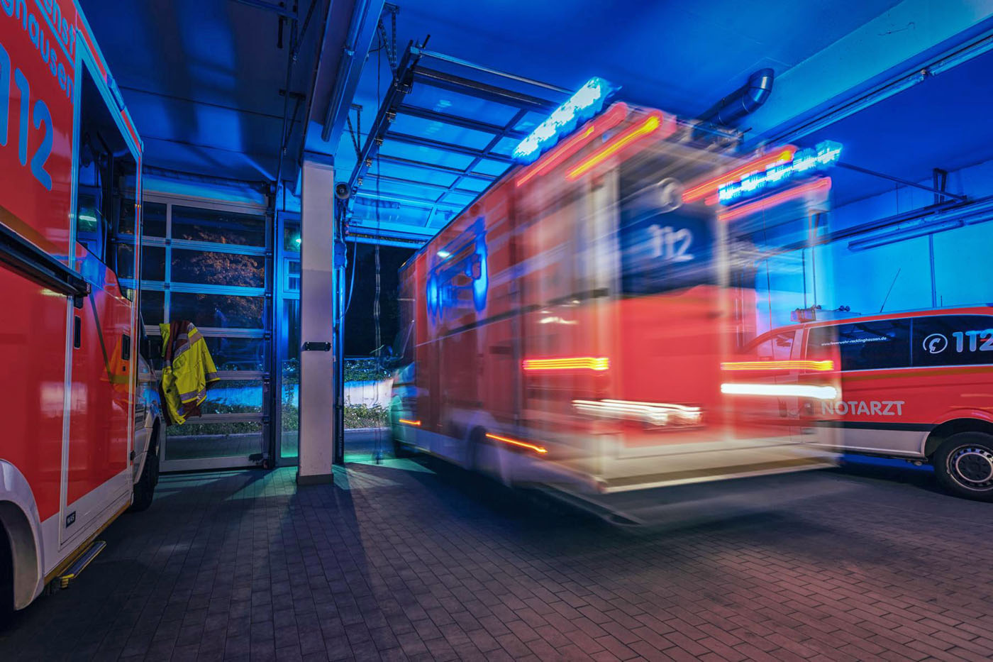 Symbolbild: Ein Rettungstransportwagen f&auml;hrt aus der Fahrzeughalle zu einem Einsatz.
