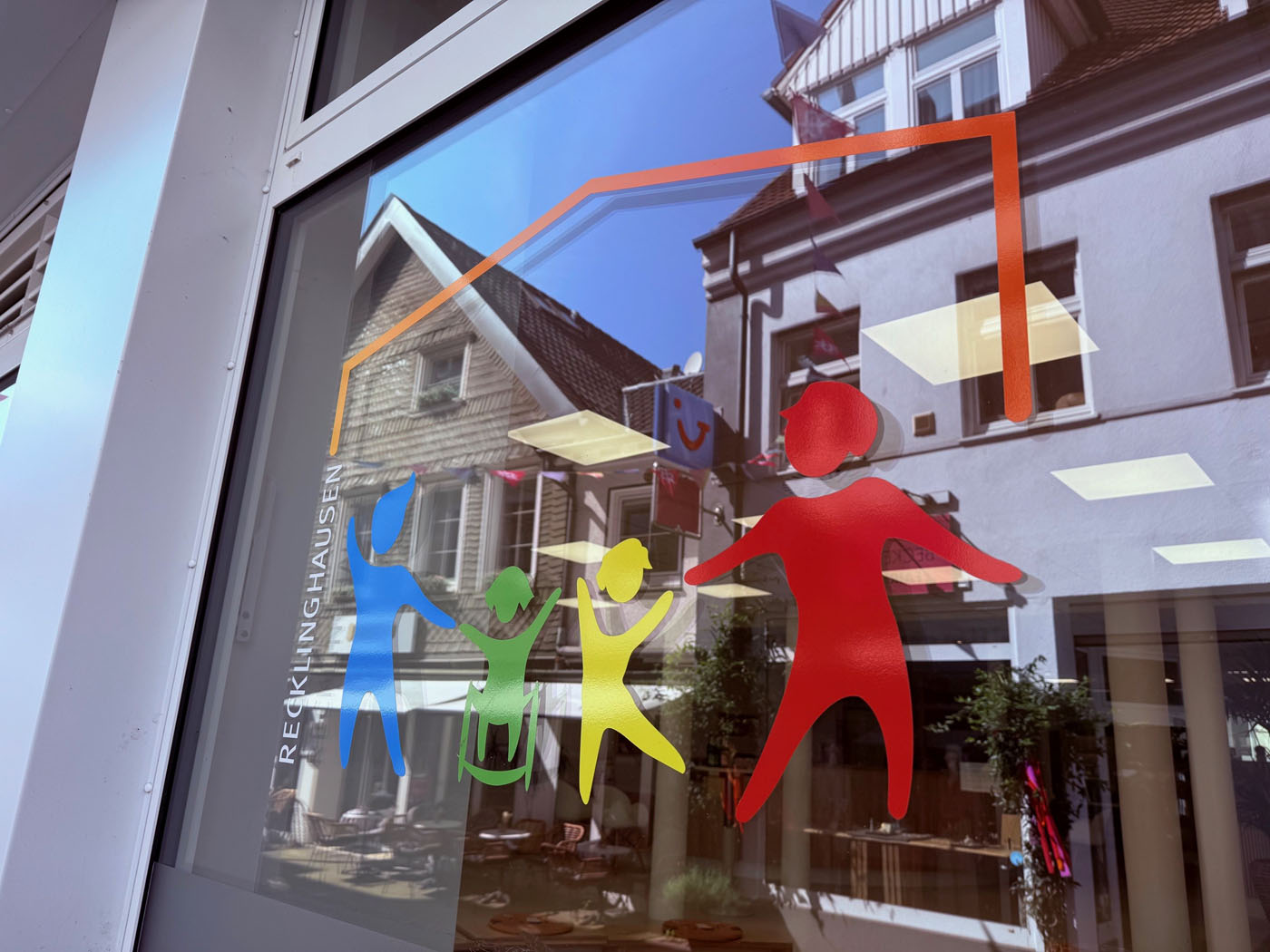 Logo auf einer Fensterscheibe des Familienb&uuml;ros an der Gro&szlig;e Geldstra&szlig;e 19 in Recklinghausen.