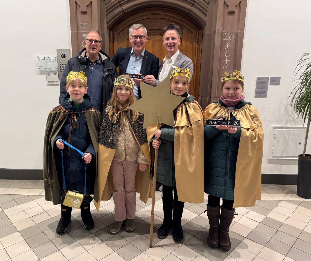 Ulrich Hempel, B&uuml;rgermeister Axel Tschersich, Dirk van Buer (Sparkasse Vest), vorne: Jonte, Lina, Marie und Sophie