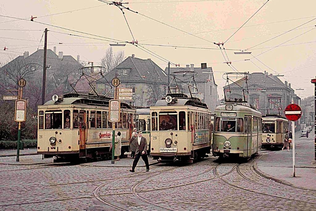 Historisches Foto, das Stra&szlig;enbahnen zeigt.