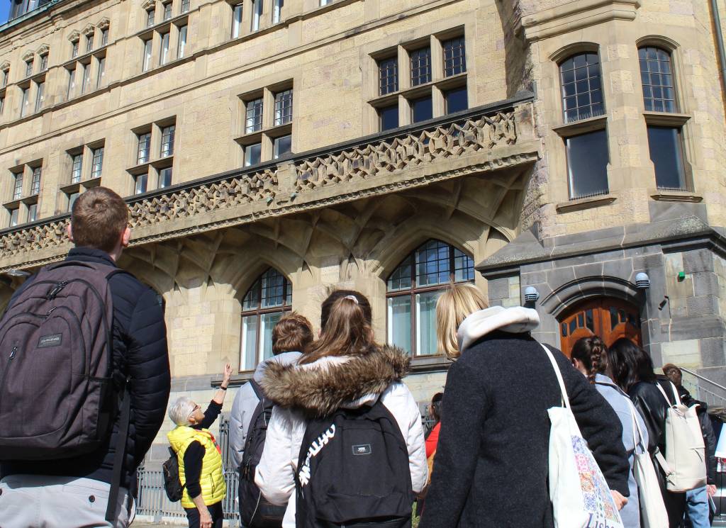 Foto einer Rathausf&uuml;hrung. Foto: Stadt RE