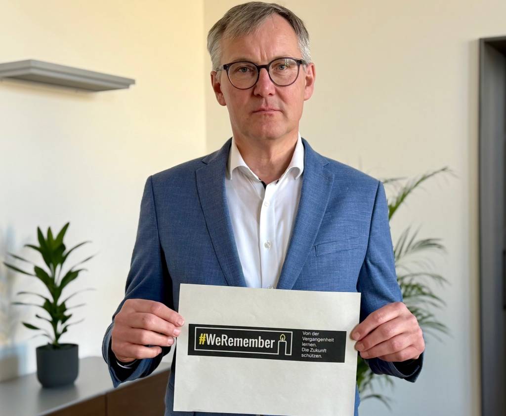 Bürgermeister Axel Tschersich beteiligt sich an der internationalen Kampagne WeRemember, die dazu aufruft. Foto: Stadt RE
