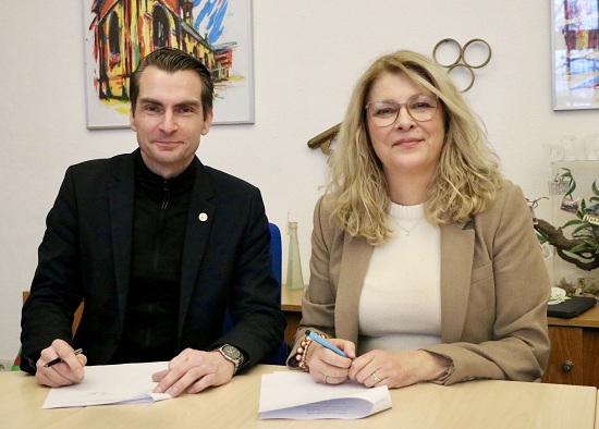 Musikschulleiterin Kristin Seifert und Schulleiter Michael Rembiak bei der Vertrags-Unterzeichnung der Erweiterung ihrer Kooperation