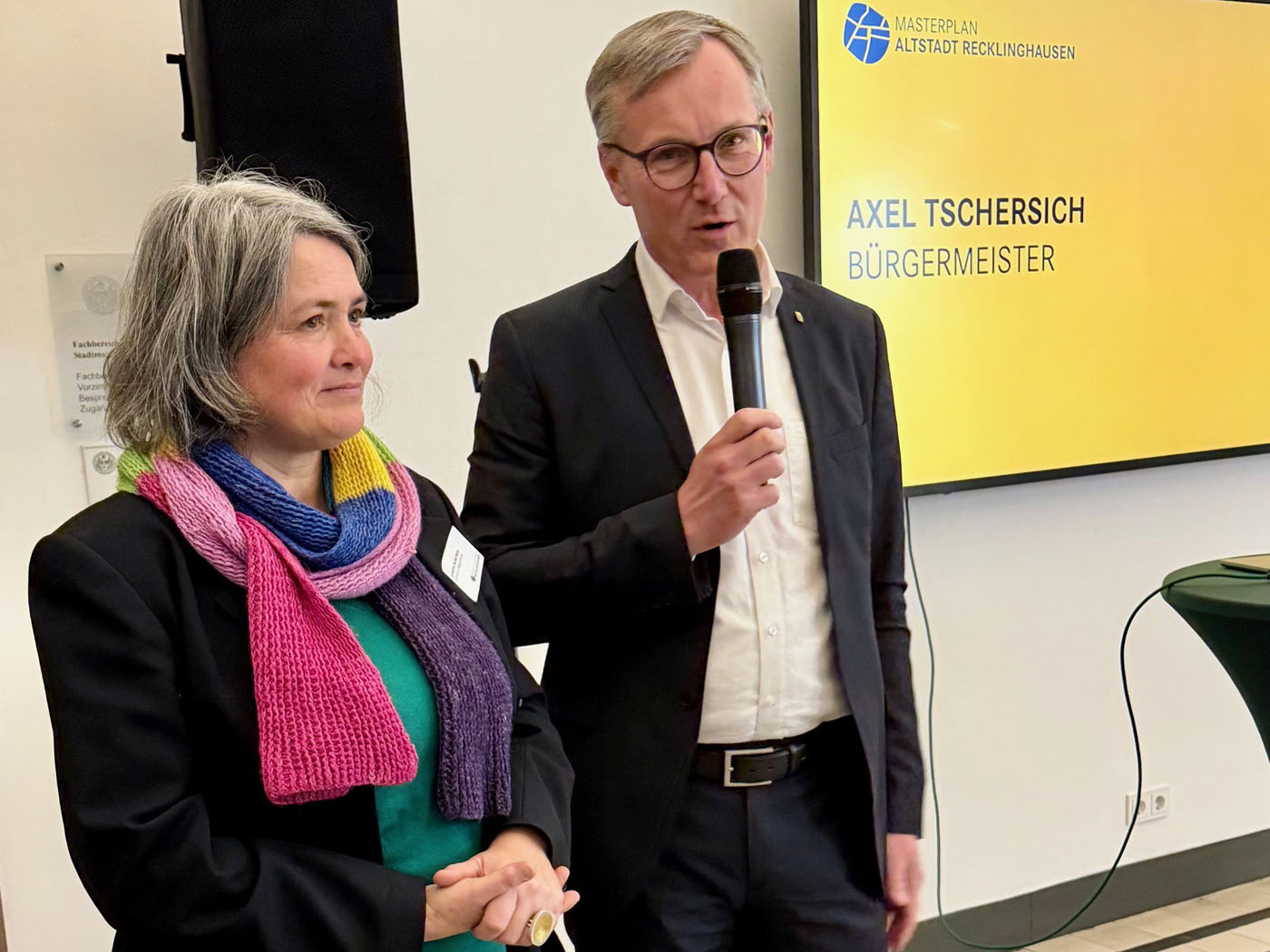 B&uuml;rgermeister Axel Tschersich und die Beigeordnete Christina Kutschaty begr&uuml;&szlig;ten die G&auml;ste der Ausstellungser&ouml;ffnung im Rathaus. 