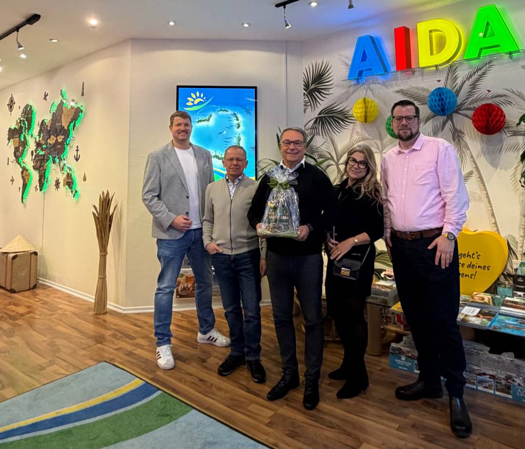 Der Reiseveranstalter Koziol feiert 30-j&auml;hriges Jubil&auml;um. Christian Wi&szlig;ing (l.) und Sebastian H&ouml;ber (r.) gratulierten dem Inhaber Waldemar Koziol (m.), Gregor Kroker (2.v.l.) und Mariola Koziol-Dylong (2.v.r.).