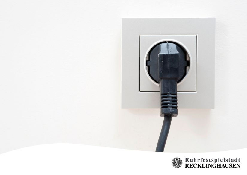 Symbolfoto: Eine Steckdose mit Stecker. Über dynamische Stromtarife wird in einem Vortrag in der VHS informiert.