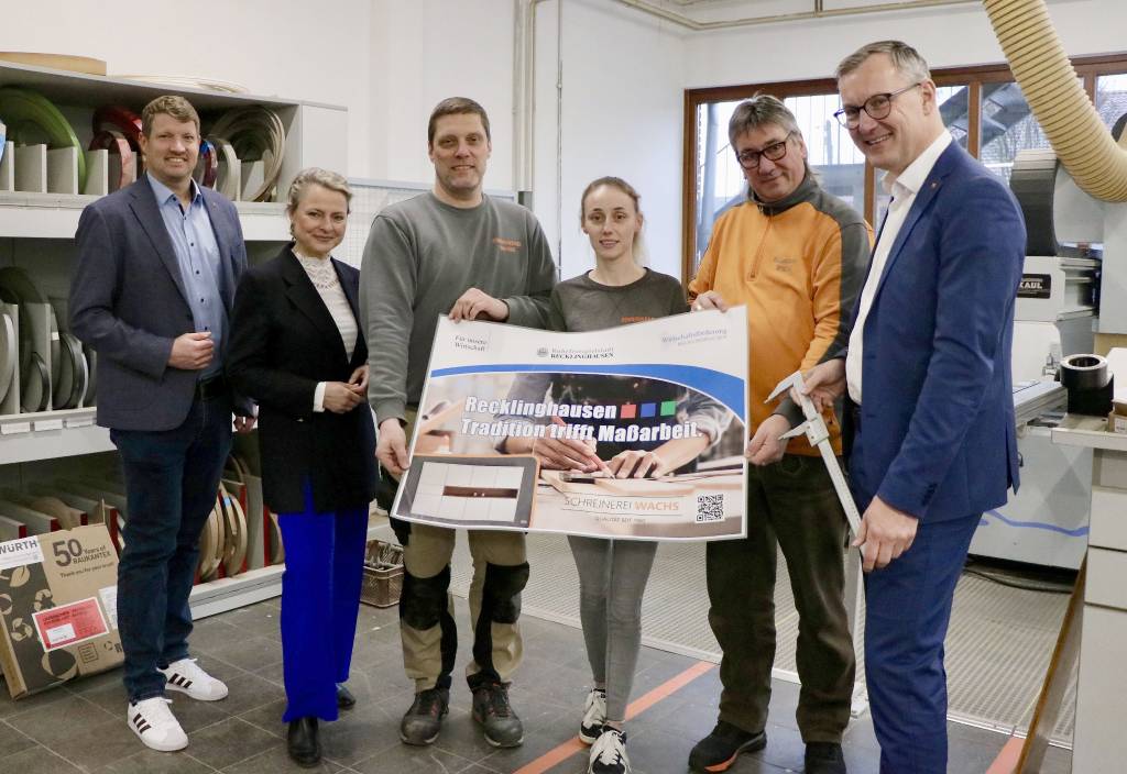 B&uuml;rgermeister Axel Tschersich (r.) besuchte zusammen mit der Ersten Beigeordneten Silke Ehrbar-Wulfen (2.v.l.) und Christian Wi&szlig;ing, Abteilungsleiter Wirtschaftsf&ouml;rderung, die Schreinerei Wachs. Der Familienbetrieb wird in zweiter Generation von Schreinermeister J&uuml;rgen Wachs (2.v.r.) gef&uuml;hrt, Tochter Lisa Wachs ist Prokuristin und B&uuml;roleiterin, Schreinermeister Thomas Arns ist ebenfalls Prokurist. Foto: Stadt RE 