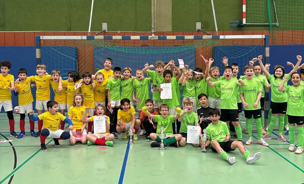 Die drei erstplatzierten Mannschaften des Grundschulturniers. Foto: Stadt RE