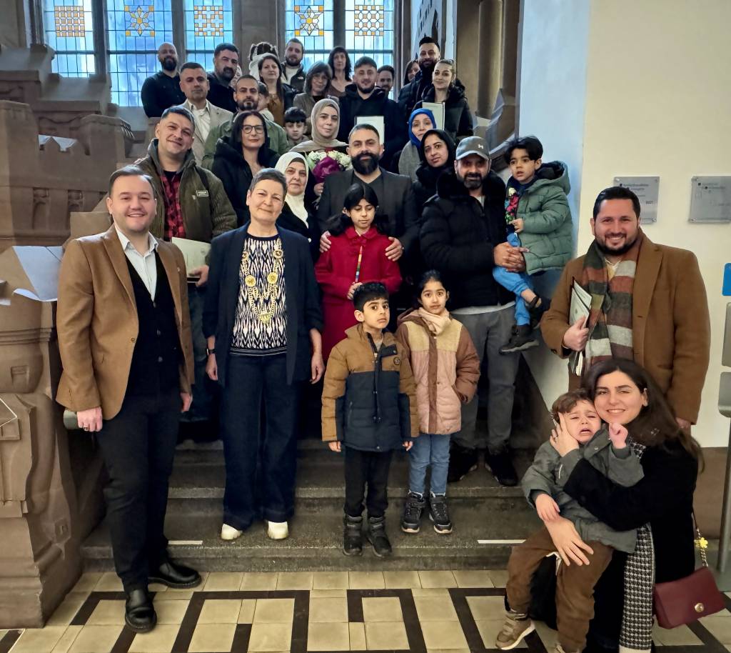 Einb&uuml;rgerungen im Rathaus, Leute stehen auf der Treppe