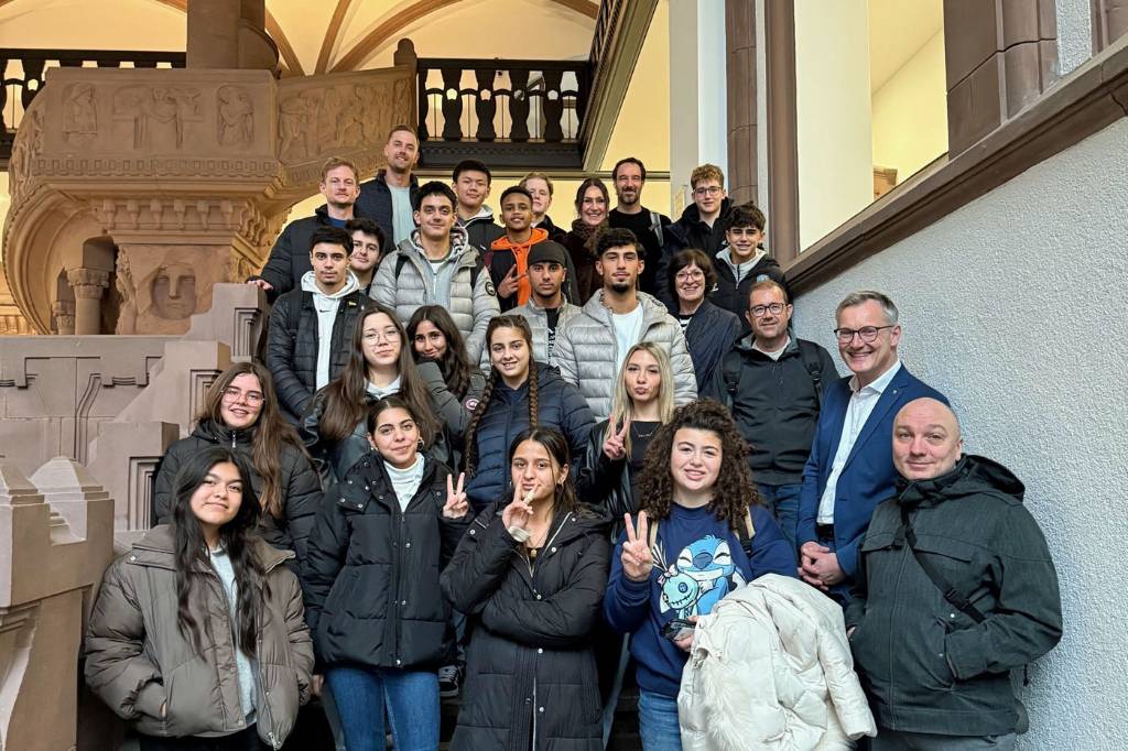 Sch&uuml;lergruppe aus Alicante und Recklinghausen mit Lehrer*innen und B&uuml;rgermeister Axel Tschersich im Rathaus.
