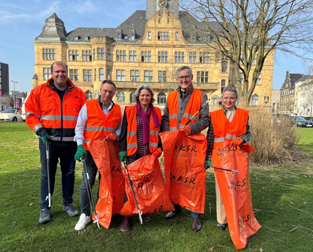 Bürgermeister Axel Tschersich (2.v.r.) lädt zusammen mit den KSR zum Frühjahrsputz am Samstag, 21. März, ein. Darauf freuen sich: (v.l.) Sebastian Kerkhoff (KSR), Roland Wrobel (KSR-Betriebsleiter), Christina Kutschaty (Technische Beigeordnete) und Silke Ehrbar-Wulfen (Erste Beigeordnete). Foto: Stadt RE