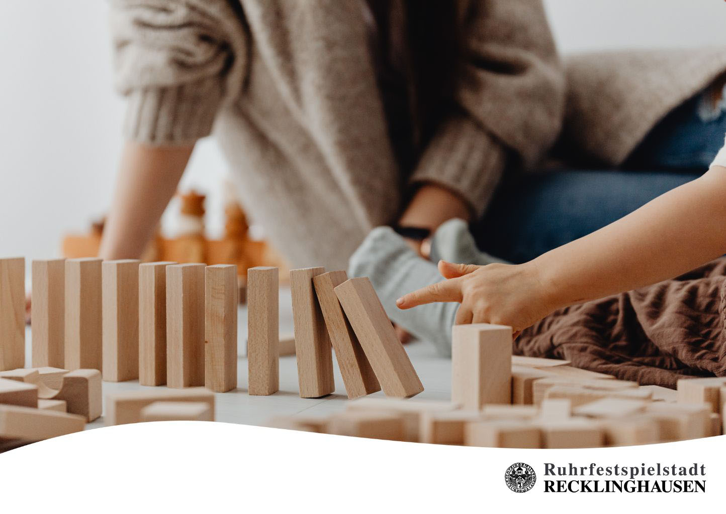 Symbolbild: Eine Frau spielt gemeinsam mit einem Kind.