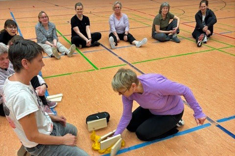 Einer der H&ouml;hepunkte des Wendo-Kursus war das Durchschlagen eines Brettes, was jeder Teilnehmerin gelang.