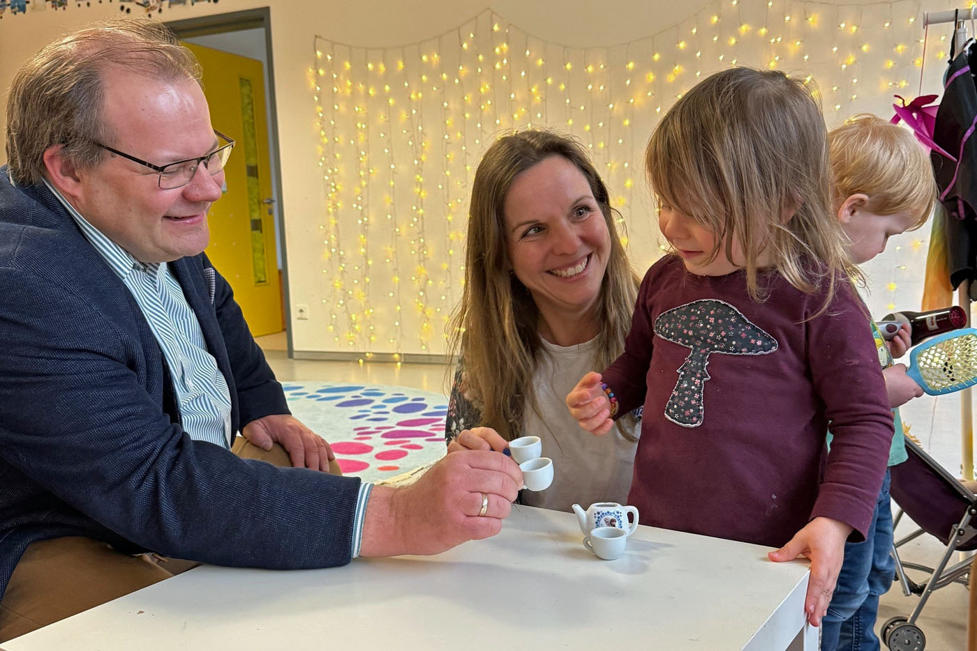 Sozialdezernent Dr. Sebastian Sanders beim Kaffeekr&auml;nzchen mit Marta und deren Mutter Maike Wendt beim Spielenachmittag in der Kita &bdquo;Farbenreich&ldquo;.
