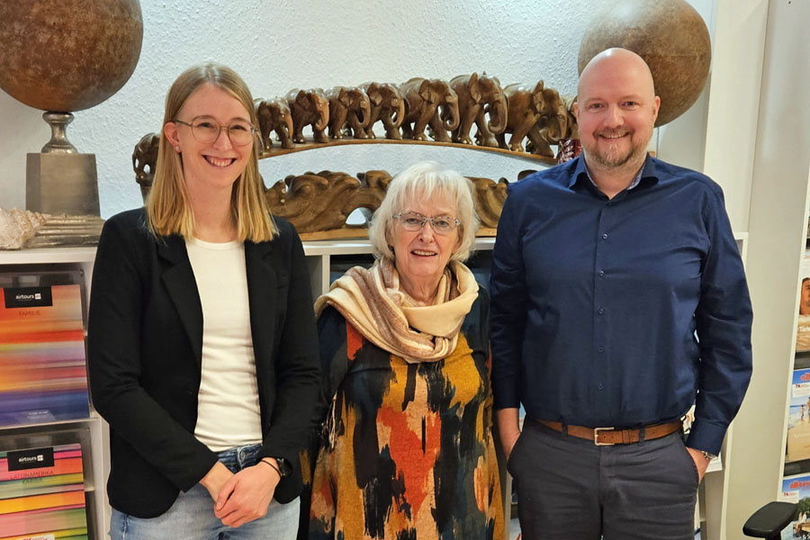 Sabine H&uuml;ffmann, Angelika Teichler (Gesch&auml;ftsf&uuml;hrerin) und Sebastian Stemminger (Reisespezialist). Foto: Stadt RE